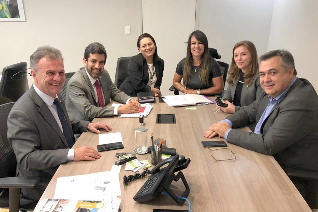 Deputado federal Toninho Wadscheer, e a deputada federal Leandre Dal Ponte, chefe de gabinete Alex Machado Campos e assessora Cristiane Leal, e Beto Preto secretário da Saúde do Estado do Paraná.